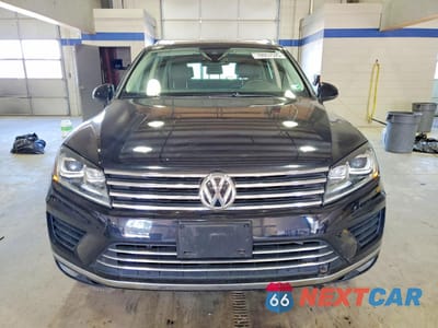 Piąte zdjęcie samochodu w środku: 2016 VOLKSWAGEN TOUAREG SPORT VIN:WVGEF9BP3GD012239 - miniatura