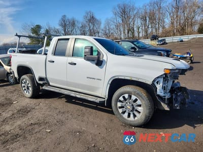 Czwarte zdjęcie samochodu z boku: 2024 CHEVROLET SILVERADO K2500 CUSTOM VIN:1GC5YME73RF117688 - miniatura