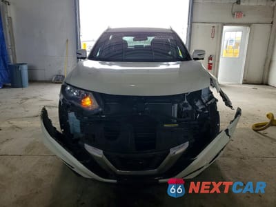 Piąte zdjęcie samochodu w środku: 2017 NISSAN ROGUE SV VIN:5N1AT2MV2HC860971 - miniatura