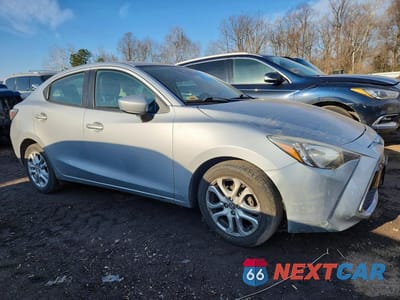 Czwarte zdjęcie samochodu z boku: 2017 TOYOTA YARIS IA VIN:3MYDLBYV3HY184826 - miniatura