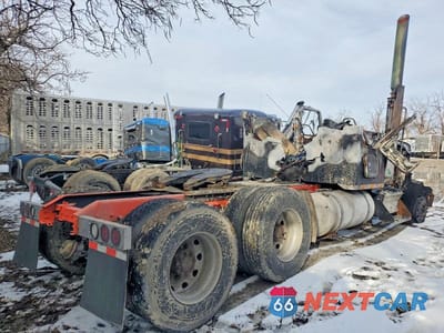 Trzecie zdjęcie samochodu z tyłu: 1999 KENWORTH W900 SEMI TRUCK VIN:1XKWDU9X9XR831447 - miniatura
