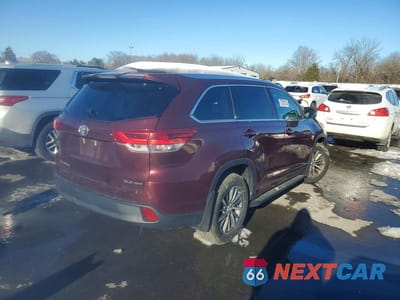Trzecie zdjęcie samochodu z tyłu: 2018 TOYOTA HIGHLANDER SE VIN:5TDJZRFH6JS912139 - miniatura