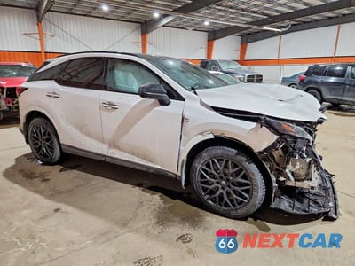 Czwarte zdjęcie samochodu z boku: 2025 LEXUS RX350 4DR AWD VIN:2T2BAMCA8SC104175 - miniatura