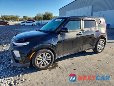 2020 KIA SOUL LX KNDJ23AU8L7015195 - główne zdjęcie licytacji z USA - miniatura