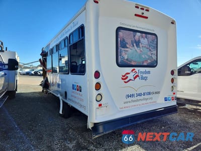 Trzecie zdjęcie samochodu z tyłu: 2013 FORD E450 SHUTTLE BUS VIN:1FDFE4FS5DDB16221 - miniatura