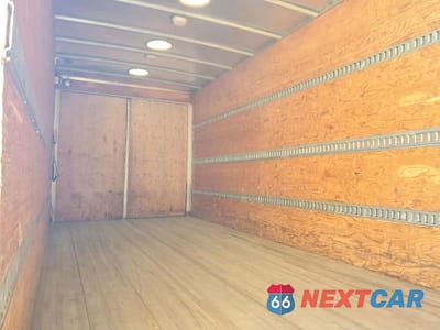 Zdjęcie 6 z 10 samochodu: 2001 CHEVROLET C6 BOX TRUCK VIN:1GBJ6H1E61J508565 - miniatura