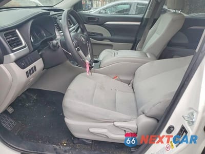 Zdjęcie 7 z 12 samochodu: 2017 TOYOTA HIGHLANDER LE VIN:5TDBZRFH7HS365560 - miniatura