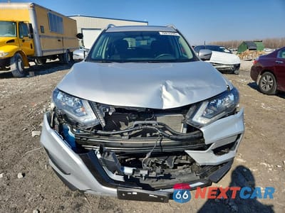 Piąte zdjęcie samochodu w środku: 2017 NISSAN ROGUE SV VIN:5N1AT2MVXHC742957 - miniatura