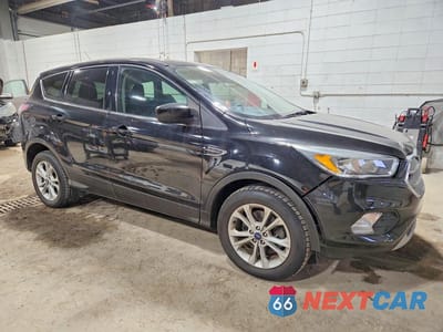 Czwarte zdjęcie samochodu z boku: 2017 FORD ESCAPE SE VIN:1FMCU9GD2HUB15696 - miniatura