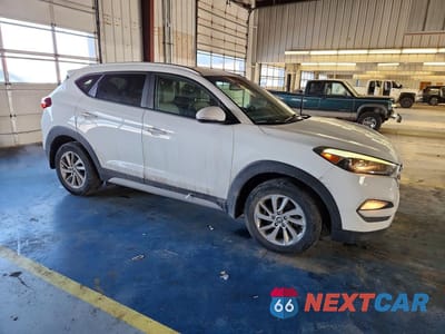Czwarte zdjęcie samochodu z boku: 2017 HYUNDAI TUCSON SE PLUS VIN:KM8J3CA49HU464547 - miniatura