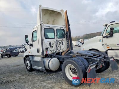 Trzecie zdjęcie samochodu z tyłu: 2016 FREIGHTLINER CASCADIA 125 SEMI TRUCK VIN:1FUBGEDV9GLHC5622 - miniatura