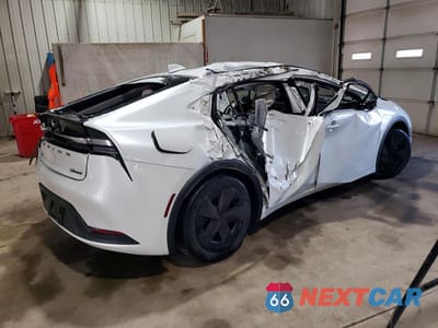 Trzecie zdjęcie samochodu z tyłu: 2024 TOYOTA PRIUS PRIME SE VIN:JTDACACU2R3018690 - miniatura