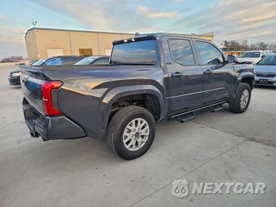 Trzecie zdjęcie samochodu z tyłu: 2025 TOYOTA TACOMA DOUBLE CAB VIN:3TMLB5JN9SM157640 - miniatura