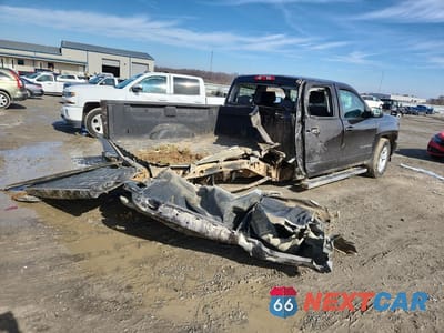 Trzecie zdjęcie samochodu z tyłu: 2018 CHEVROLET SILVERADO K1500 LT VIN:1GCVKREC6JZ144026 - miniatura