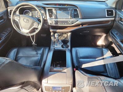 Zdjęcie 8 z 14 samochodu: 2018 TOYOTA HIGHLANDER SE VIN:5TDJZRFH3JS870612 - miniatura
