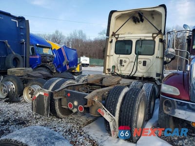 Czwarte zdjęcie samochodu z boku: 2017 FREIGHTLINER CASCADIA 1 - SEMI TRUCK VIN:1FUJGEDR3HLHM7443 - miniatura