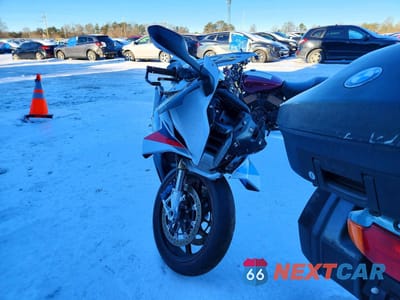 Drugie zdjęcie samochodu z przodu: 2025 BMW S 1000 RR VIN:WB10P2305S6L50496 - miniatura