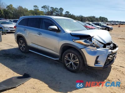 Czwarte zdjęcie samochodu z boku: 2019 TOYOTA HIGHLANDER LE VIN:5TDZARFHXKS047378 - miniatura