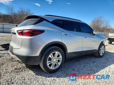 Trzecie zdjęcie samochodu z tyłu: 2021 CHEVROLET BLAZER 2LT VIN:3GNKBCRSXMS577438 - miniatura