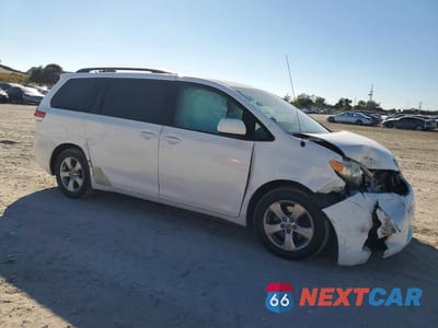 Czwarte zdjęcie samochodu z boku: 2014 TOYOTA SIENNA LE VIN:5TDKK3DC5ES500068 - miniatura
