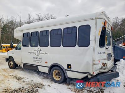 Trzecie zdjęcie samochodu z tyłu: 2019 FORD ECONOLINE E350 SUPER DUTY CUTAWAY VAN VIN:1FDEE3F64KDC25971 - miniatura