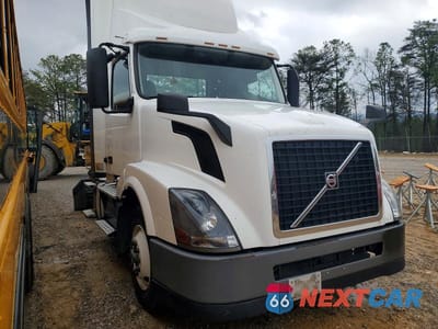 2017 VOLVO VNL SEMI TRUCK 4V4N39TG5HN988079 - główne zdjęcie licytacji z USA - miniatura