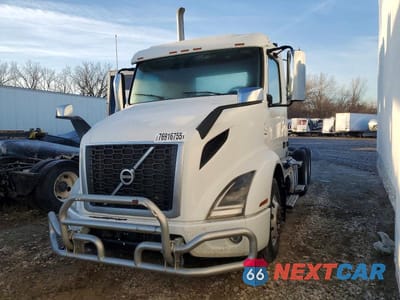 Drugie zdjęcie samochodu z przodu: 2020 VOLVO VNR SEMI TRUCK VIN:4V4WC9EG3LN266653 - miniatura