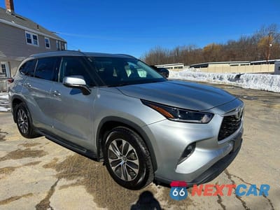 Czwarte zdjęcie samochodu z boku: 2021 TOYOTA HIGHLANDER XLE VIN:5TDGZRBHXMS558114 - miniatura
