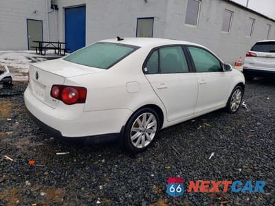 Trzecie zdjęcie samochodu z tyłu: 2010 VOLKSWAGEN JETTA WOLFSBURG VIN:3VWRA7AJ1AM100057 - miniatura