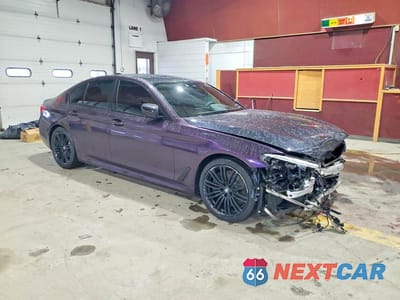 Czwarte zdjęcie samochodu z boku: 2018 BMW M550XI VIN:WBAJB9C5XJG464283 - miniatura