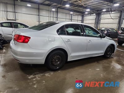 Trzecie zdjęcie samochodu z tyłu: 2013 VOLKSWAGEN JETTA BASE VIN:3VW2K7AJ4DM228540 - miniatura