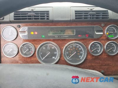 Zdjęcie 8 z 10 samochodu: 2013 FREIGHTLINER CASCADIA SEMI TRUCK VIN:1FUJGLDR3DSBV3147 - miniatura