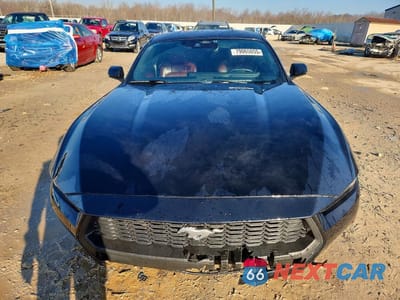 Piąte zdjęcie samochodu w środku: 2024 FORD MUSTANG VIN:1FA6P8TH5R5105337 - miniatura