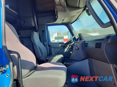 Piąte zdjęcie samochodu w środku: 2018 INTERNATIONAL LT625 SEMI TRUCK VIN:3HSDZAPR5JN345476 - miniatura