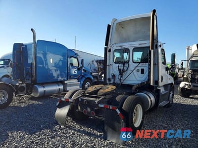 Czwarte zdjęcie samochodu z boku: 2016 FREIGHTLINER CASCADIA 125 SEMI TRUCK VIN:1FUBGEDV9GLHC5667 - miniatura