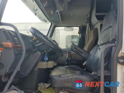 Piąte zdjęcie samochodu w środku: 2007 VOLVO VN VNL - SEMI TRUCK VIN:4V4NC9GH97N468713 - miniatura