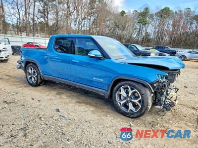 Czwarte zdjęcie samochodu z boku: 2023 RIVIAN R1T ADVENTURE VIN:7FCTGBAA3PN028622 - miniatura