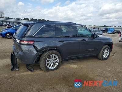 Trzecie zdjęcie samochodu z tyłu: 2023 JEEP GRAND CHEROKEE LAREDO VIN:1C4RJHAG7P8910674 - miniatura