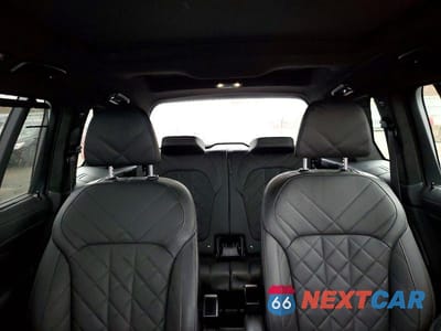 Zdjęcie 10 z 12 samochodu: 2025 BMW X7 XDRIVE40I VIN:5UX23EM03S9W48193 - miniatura