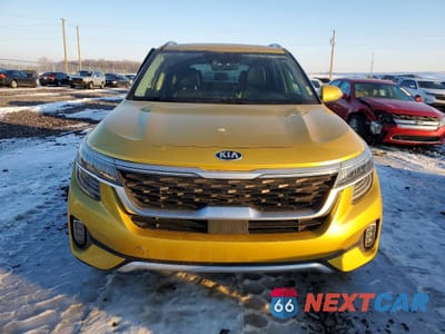 Piąte zdjęcie samochodu w środku: 2021 KIA SELTOS SX TURBO VIN:KNDETCA20M7129786 - miniatura