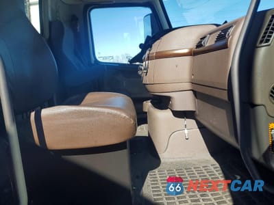 Piąte zdjęcie samochodu w środku: 2017 VOLVO VNL SEMI TRUCK VIN:4V4N39TG5HN988034 - miniatura