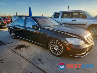 Czwarte zdjęcie samochodu z boku: 2013 MERCEDES-BENZ S 550 4MATIC VIN:WDDNG9EB7DA501909 - miniatura