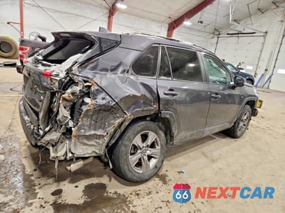 Trzecie zdjęcie samochodu z tyłu: 2023 TOYOTA RAV4 XLE VIN:2T3P1RFV8PC386872 - miniatura
