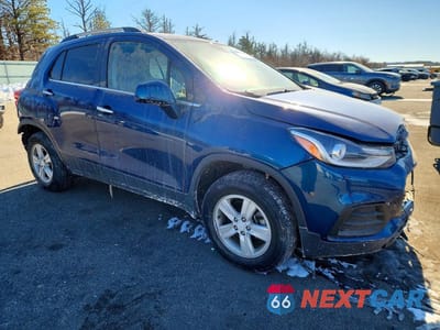 Czwarte zdjęcie samochodu z boku: 2019 CHEVROLET TRAX 1LT VIN:3GNCJPSB3KL318208 - miniatura