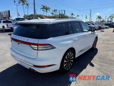 Czwarte zdjęcie samochodu z boku: 2020 LINCOLN AVIATOR BLACK LABEL GRAND TOURING VIN:5LMYJ9YY7LGL15526 - miniatura