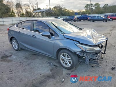 Czwarte zdjęcie samochodu z boku: 2018 CHEVROLET CRUZE LT VIN:1G1BE5SM5J7212904 - miniatura