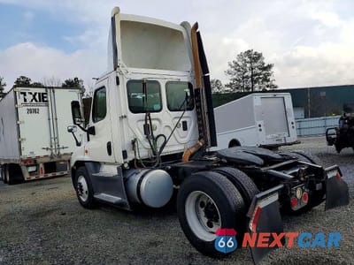 Zdjęcie 6 z 10 samochodu: 2016 FREIGHTLINER CASCADIA 125 SEMI TRUCK VIN:1FUBGEDV7GLHC5750 - miniatura