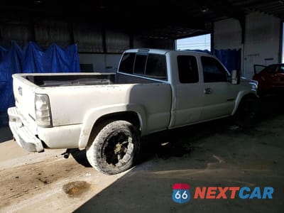 Trzecie zdjęcie samochodu z tyłu: 2005 CHEVROLET SILVERADO K2500 HEAVY DUTY VIN:1GCHK29U65E237794 - miniatura