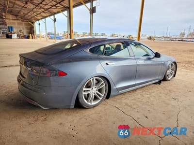 Trzecie zdjęcie samochodu z tyłu: 2013 TESLA MODEL S VIN:5YJSA1AG7DFP13525 - miniatura