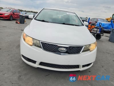 Piąte zdjęcie samochodu w środku: 2011 KIA FORTE LX VIN:KNAFT4A26B5416954 - miniatura